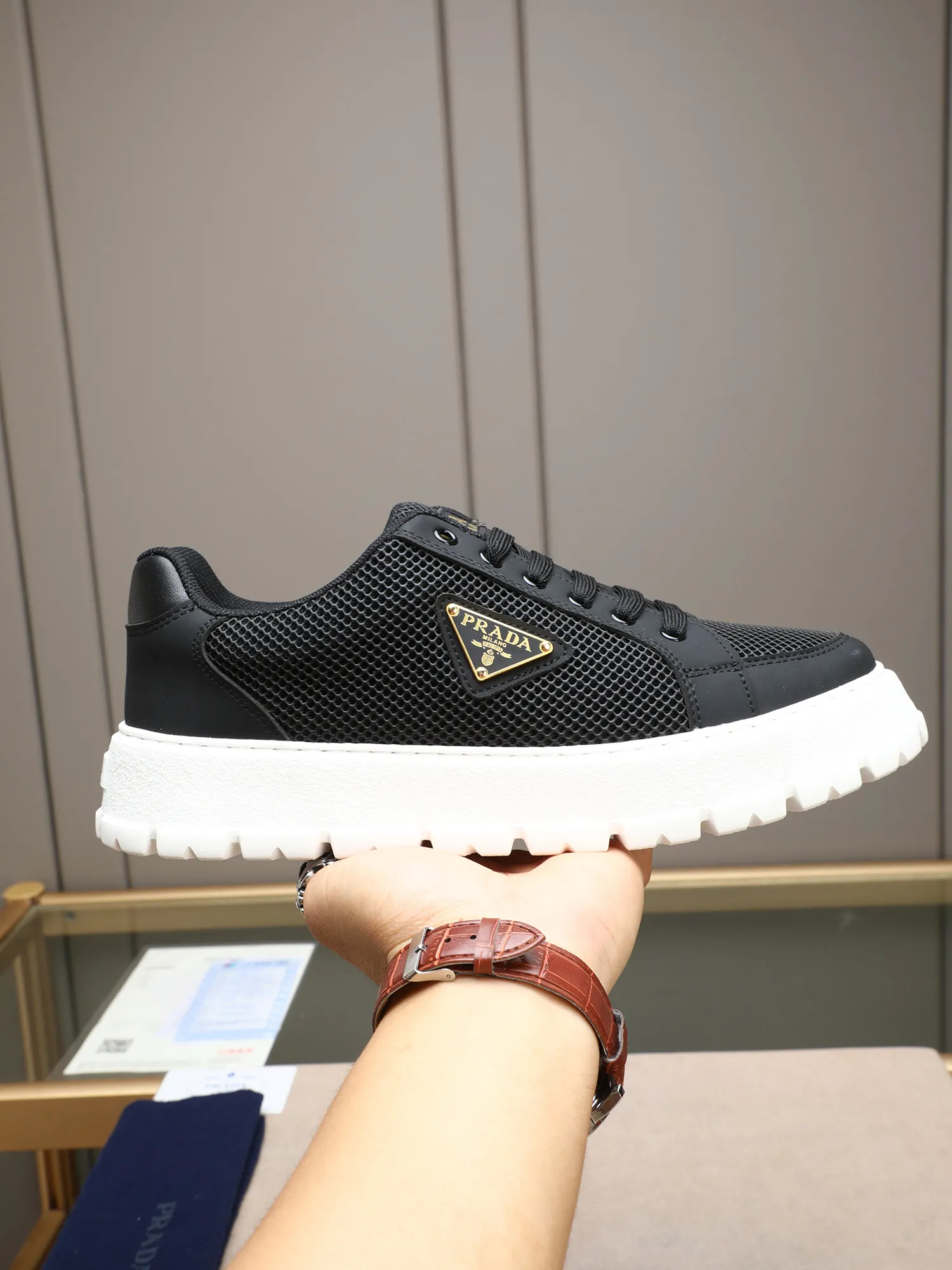 Men's Men's Shoes 💰440 Prada/Prada Men's new casual shoes, this sports shoe is made of imported calfskin upper with breathable mesh and breathable mesh lining. The foot pads are made of sheepskin, and the outsole is made of non-slip sports exclusive rubber outsole with logo. It feels good on the feet and is a fashionable item! Size: 38-44 (45 customized)